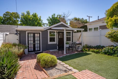 Be comfortable as a single or couple at our charming cottage