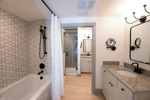 Combined shower/tub, jetted tub, hair dryer, towels