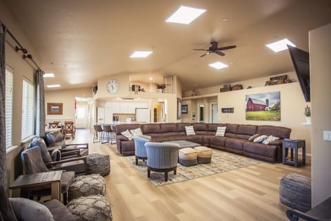 Living area | Smart TV, fireplace, foosball, table tennis