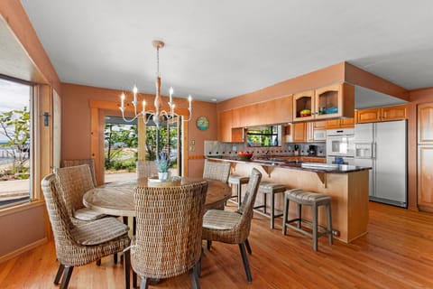 Areas for casual and more formal dining