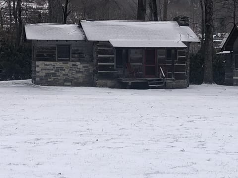 Cabin 2 - Snowy day