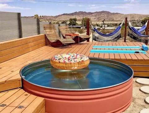 8' filtered Cowboy Tub, hammocks, lounge chairs, pool towels
