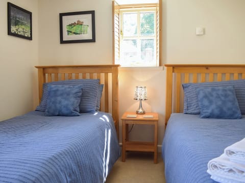 Light and airy bedroom with twin single beds | Carmarthen Cottages- Barn Cottage - Carmarthen Cottages, Cwmdu, Near Llandeilo