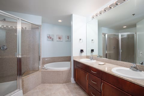 Combined shower/tub, hair dryer, towels