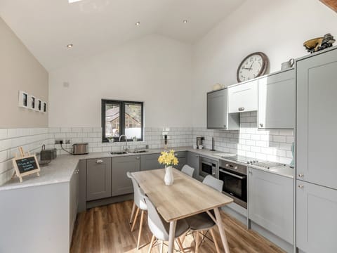 Kitchen/diner | Shutlingsloe - Higher Capstone Farm Cottages, Mellor, near Marple