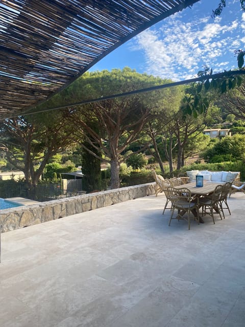 A second dining table under roof for calm lunches in the shadow.