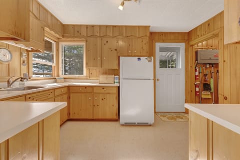 Fridge, oven, stovetop, coffee/tea maker