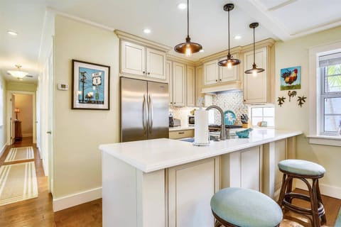 Breakfast bar in the kitchen.