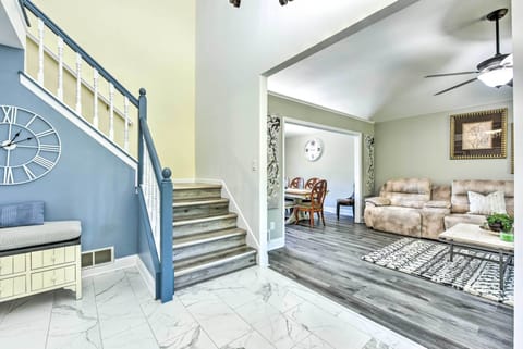 Foyer & Front Room | Central A/C | Smart TV | Natural Light | Towels/Linens