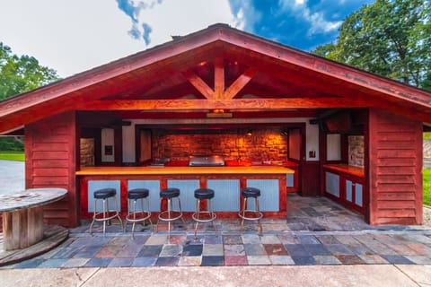 Peaceful 8 Bedroom 5 Bath w/patio bar-grill and swimming pond House in Ohio