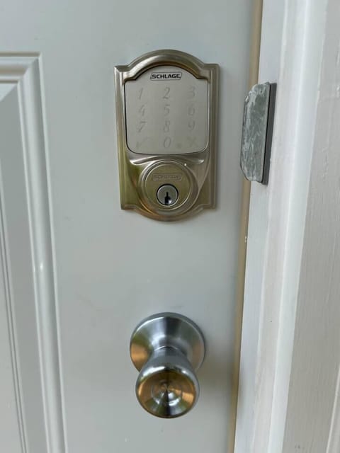 Smart lock for self checkin with custom code