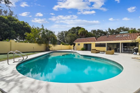 Exclusive pool in a beautiful fully fenced backyard. Relax in our pool without worrying about the safety and security of younger family members. If you are interested in this property, send us an inquiry right now!