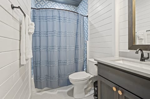 Combined shower/tub, hair dryer, towels