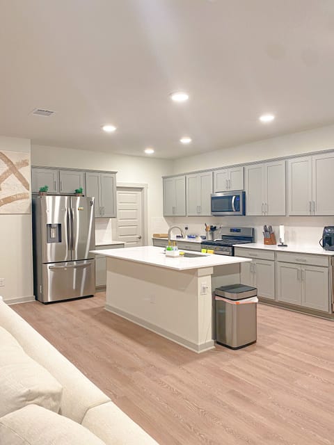 Private kitchen | Fridge, microwave, oven, stovetop