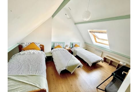 3 bedrooms, desk, travel crib, WiFi