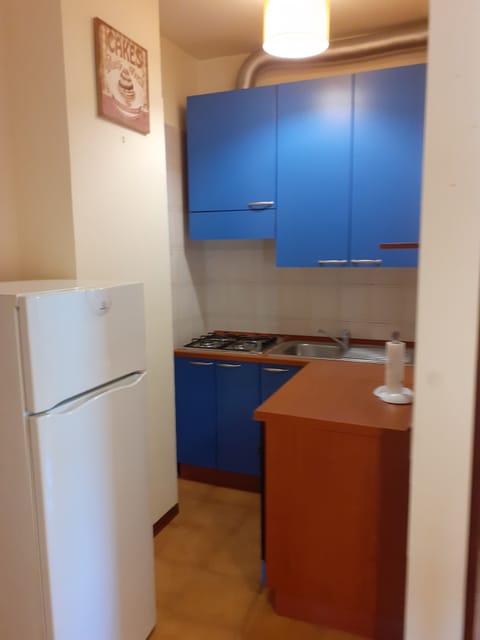 Fridge, oven, stovetop, coffee/tea maker