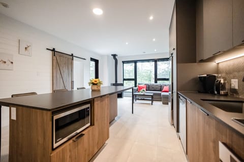 Private kitchen | Fridge, microwave, oven, stovetop