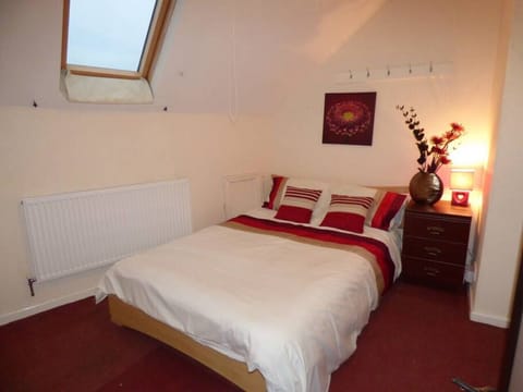 4 bedrooms, desk, iron/ironing board, free WiFi