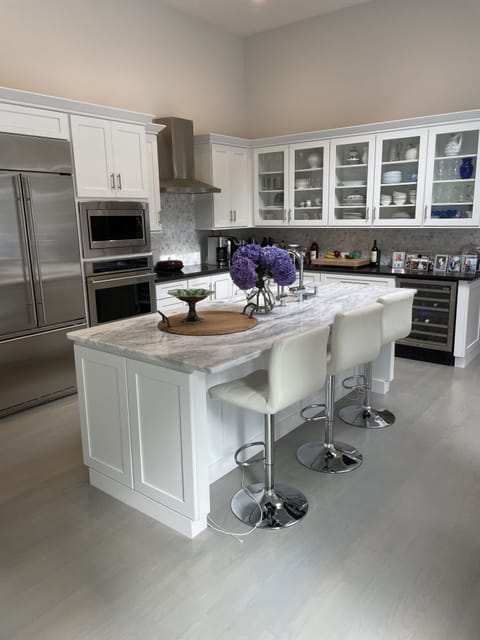 Private kitchen | Dining tables, kitchen islands