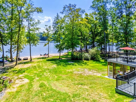Relax and unwind at this stunning lakefront retreat with a 120-foot private beach. Enjoy the spacious yard, breathtaking views, and multiple deck areas perfect for outdoor dining and relaxation. Your perfect lake getaway starts here! 🌊☀️🏡