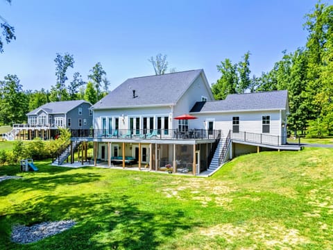 Relax and unwind in this stunning lakefront retreat, featuring spacious decks, a screened-in patio, and breathtaking views. Enjoy direct lake access, outdoor dining, and plenty of space for family and friends to create unforgettable memories.