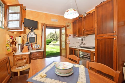 The kitchen  open on the garden