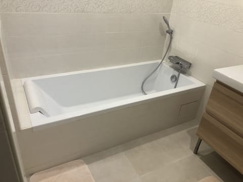 Combined shower/tub, towels