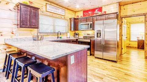 You can also eat at the kitchen counter for 4.