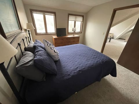 4 bedrooms, desk, WiFi, bed sheets