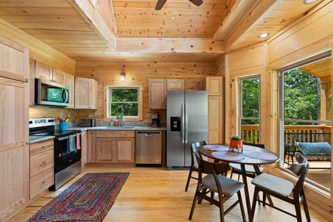 A well stocked kitchen makes this cabin a joy to cook meals in. 👨🍳🥘😋