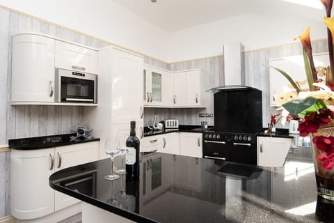 Dryburgh Farmhouse - modern open plan kitchen with range cooker and wine fridge
