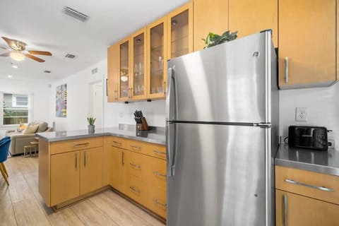 Full-size fridge, microwave, oven, stovetop