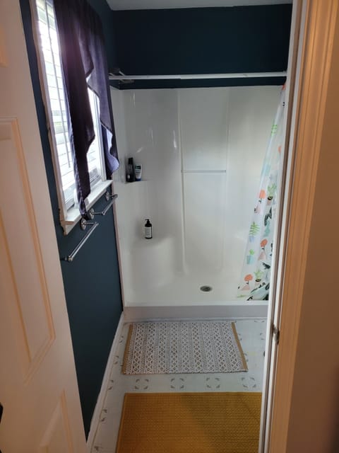 Combined shower/tub, towels, toilet paper