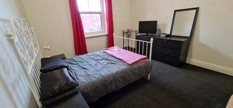 4 bedrooms, desk, iron/ironing board, bed sheets