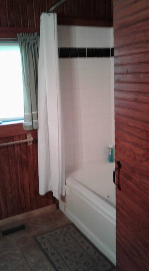 Combined shower/tub, jetted tub, towels