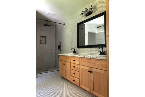 Combined shower/tub, hair dryer, bidet, towels