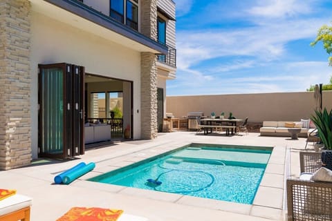 Expansive pool deck