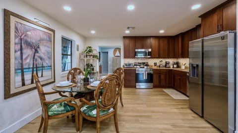 Indoor dining for 4...