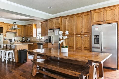 Large Kitchen with Plenty of Seating!