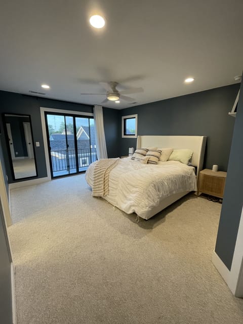 Main bedroom with king bed and full bath