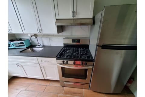 Fridge, oven, stovetop, coffee/tea maker