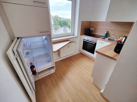 Fridge, oven, stovetop, coffee/tea maker