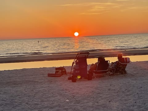 Beach nearby, sun loungers, beach towels