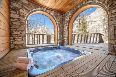 Indoor spa tub