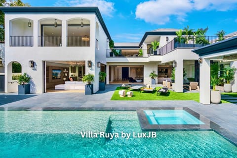 Villa Ruya by LuxJB: LA's finest vacation villas & mansion rentals by owners.
