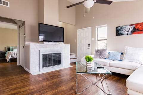 Living area | Smart TV, fireplace, Netflix, streaming services