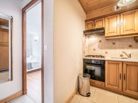 Property, Countertop, Cabinetry, Sink, Building, Kitchen Sink, Door, Kitchen Appliance, Tap, Wood