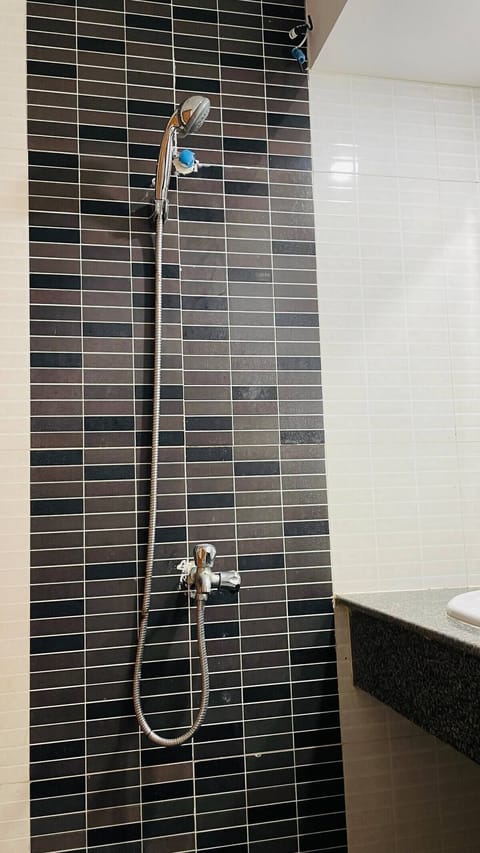 Combined shower/tub