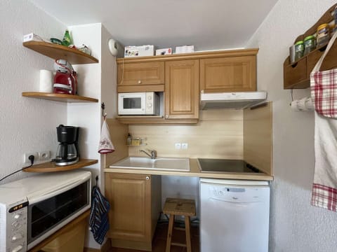 Fridge, microwave, dishwasher, coffee/tea maker