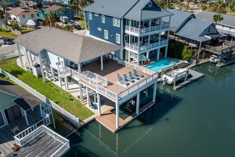 Sprawling Canal-front home. Amazing views and amenities. Kayaks provided!